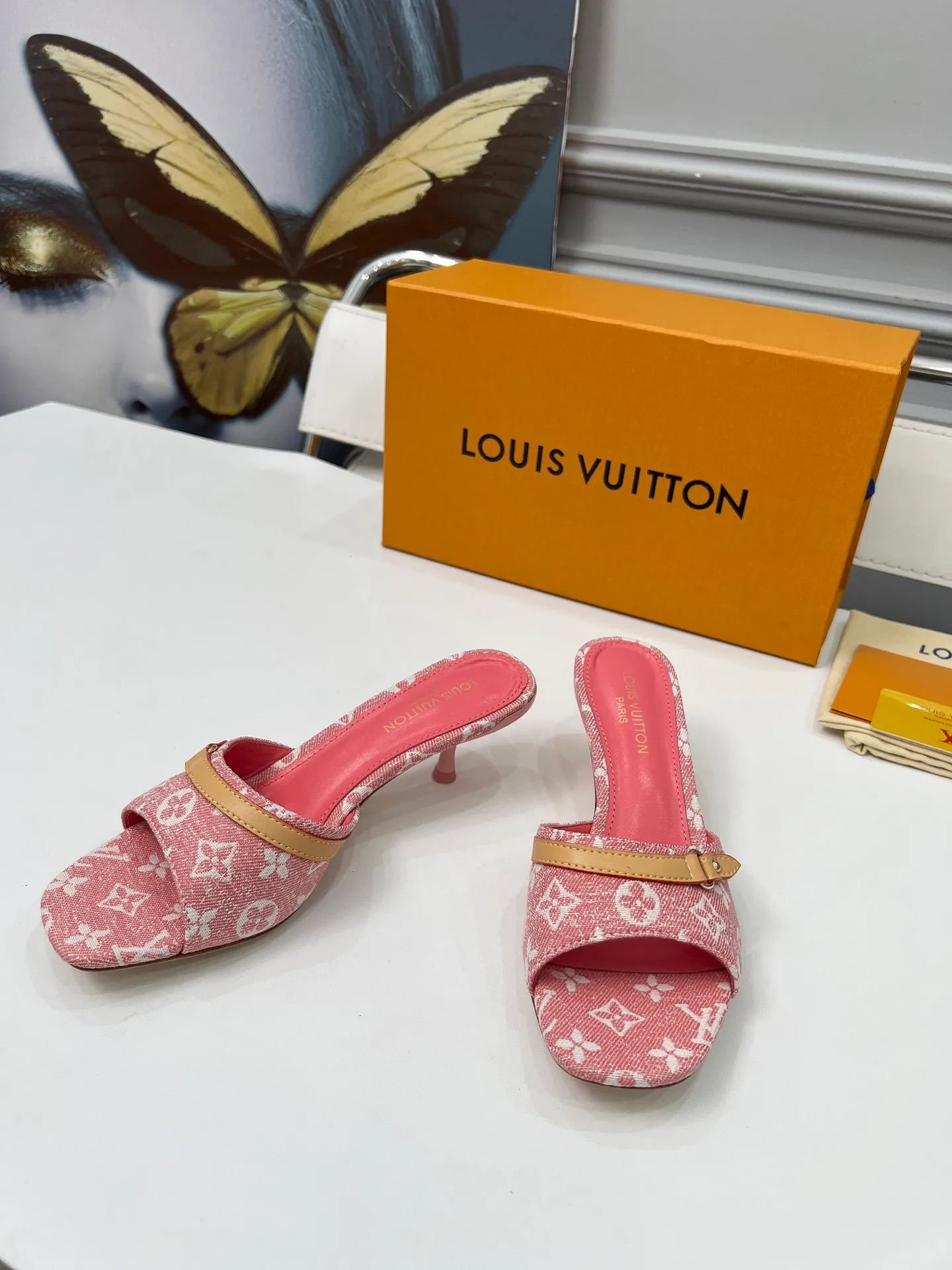 👟👟Ex-factory price 440👟👟 LV new denim kitten heel slippers 2025 summer must-have for goddesses, original replica, super comfortable on the feet. Show off the queen's temperament, the heel height is 9.5CM, which shows your temperament without being tiring. Leather outsole. Standard code: 35-42 (41 and 42 codes are customized, non-returnable and non-exchangeable)